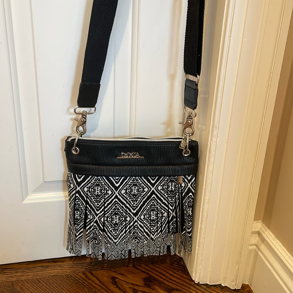DOCA Fringe crossbody black & white geometric adjustable strap